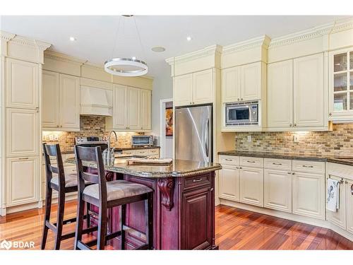 13 Bridle Trail, Midhurst, ON - Indoor Photo Showing Kitchen With Upgraded Kitchen