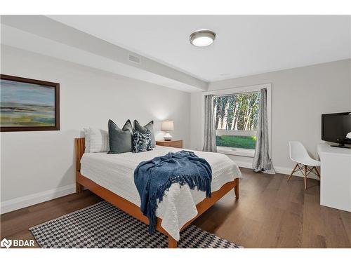 2371 Lakeshore Road E, Oro-Medonte, ON - Indoor Photo Showing Bedroom