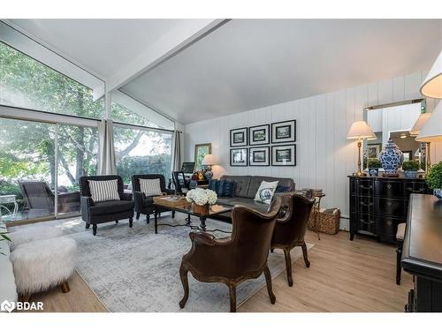 18 Maple Drive, Orillia, ON - Indoor Photo Showing Living Room