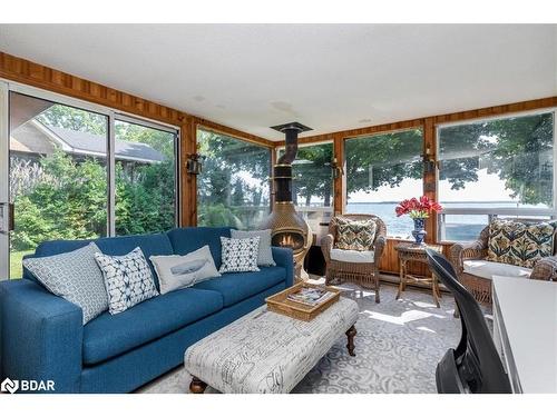 18 Maple Drive, Orillia, ON - Indoor Photo Showing Living Room