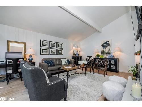 18 Maple Drive, Orillia, ON - Indoor Photo Showing Living Room