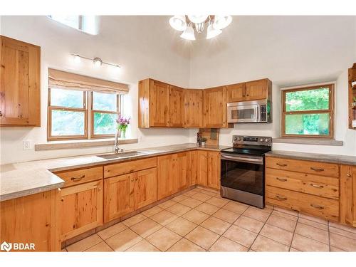 5745 Line 3 N, Oro-Medonte, ON - Indoor Photo Showing Kitchen