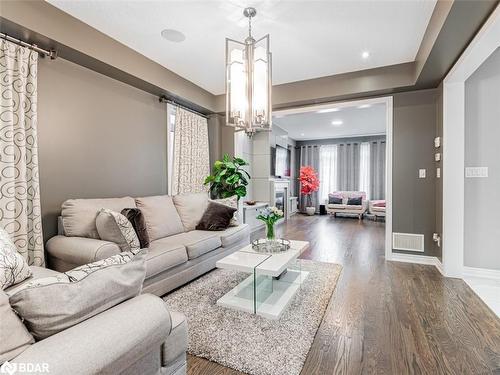 118 Lorne Thomas Place, New Tecumseth, ON - Indoor Photo Showing Living Room