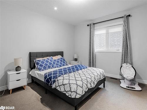 118 Lorne Thomas Place, New Tecumseth, ON - Indoor Photo Showing Bedroom