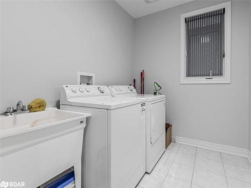 118 Lorne Thomas Place, New Tecumseth, ON - Indoor Photo Showing Laundry Room