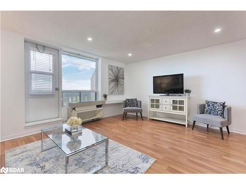 1013-6720 Glen Erin Drive, Mississauga, ON - Indoor Photo Showing Living Room