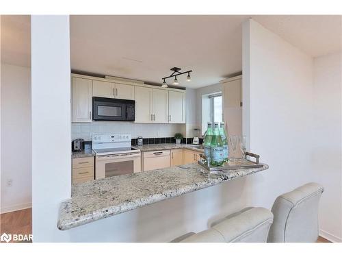 1013-6720 Glen Erin Drive, Mississauga, ON - Indoor Photo Showing Kitchen