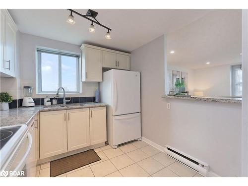 1013-6720 Glen Erin Drive, Mississauga, ON - Indoor Photo Showing Kitchen