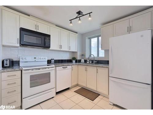 1013-6720 Glen Erin Drive, Mississauga, ON - Indoor Photo Showing Kitchen With Double Sink