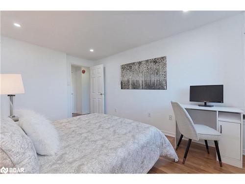 1013-6720 Glen Erin Drive, Mississauga, ON - Indoor Photo Showing Bedroom