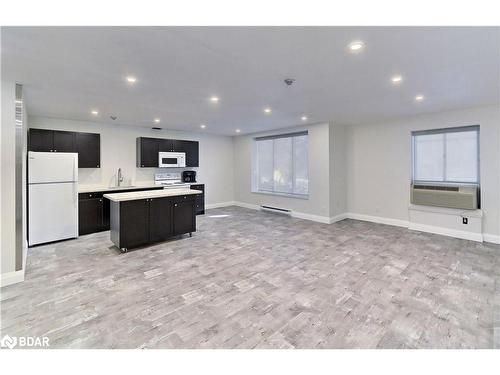 1013-6720 Glen Erin Drive, Mississauga, ON - Indoor Photo Showing Kitchen