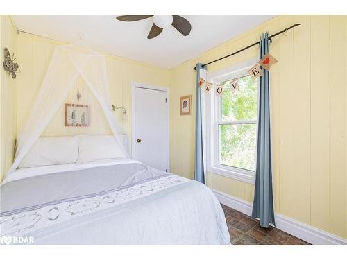 21 Robert Street E, Penetanguishene, ON - Indoor Photo Showing Bedroom