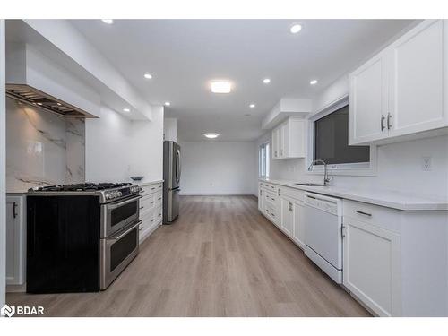 1063 Wood Street, Innisfil, ON - Indoor Photo Showing Kitchen With Upgraded Kitchen