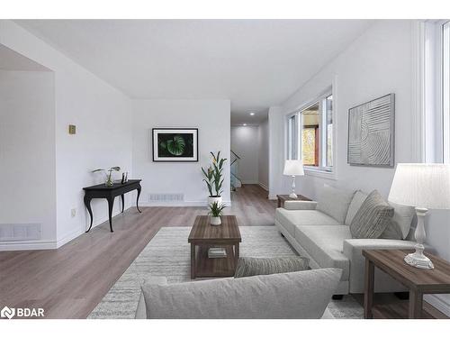 1063 Wood Street, Innisfil, ON - Indoor Photo Showing Living Room