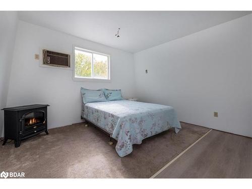 1063 Wood Street, Innisfil, ON - Indoor Photo Showing Bedroom