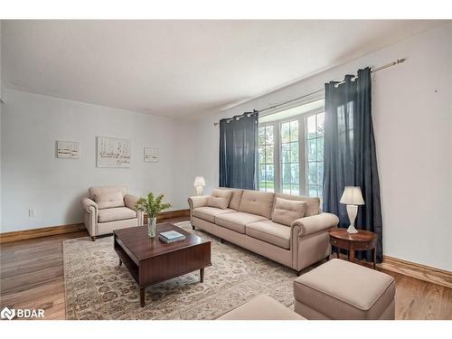 211 Phillips Street, Barrie, ON - Indoor Photo Showing Living Room