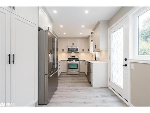 76 Marshall Street, Barrie, ON - Indoor Photo Showing Kitchen With Upgraded Kitchen