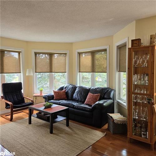 201-492 Laclie Street, Orillia, ON - Indoor Photo Showing Living Room