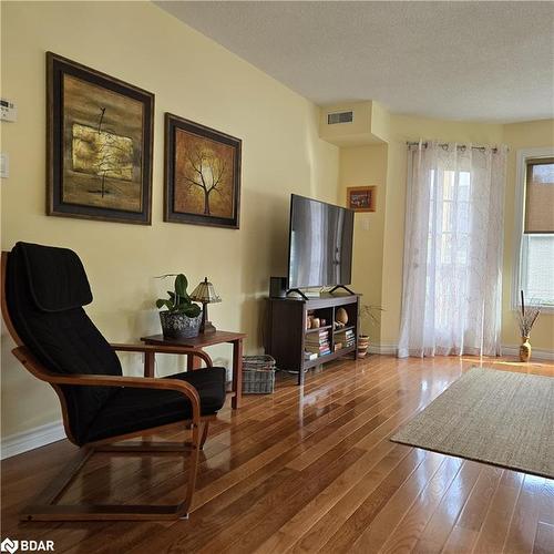 201-492 Laclie Street, Orillia, ON - Indoor Photo Showing Living Room