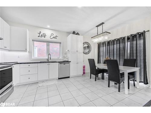 12 Cypress Point, Barrie, ON - Indoor Photo Showing Kitchen