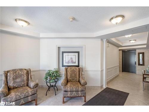 307-375 Lakebreeze Drive, Newcastle, ON - Indoor Photo Showing Living Room