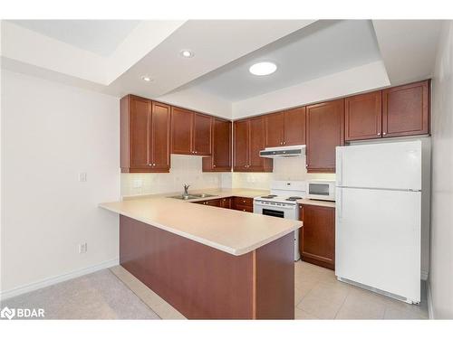 307-375 Lakebreeze Drive, Newcastle, ON - Indoor Photo Showing Kitchen With Double Sink