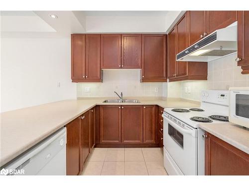 307-375 Lakebreeze Drive, Newcastle, ON - Indoor Photo Showing Kitchen With Double Sink