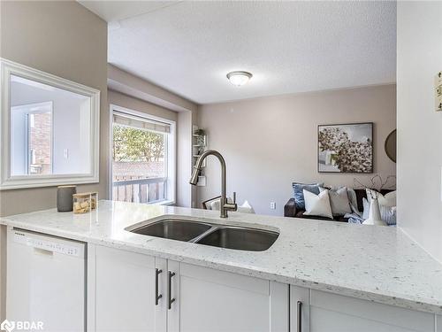 571 Rossellini Drive, Mississauga, ON - Indoor Photo Showing Kitchen With Double Sink