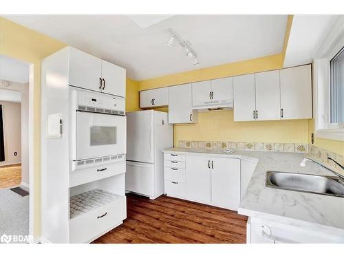 96 Springdale Drive, Barrie, ON - Indoor Photo Showing Kitchen