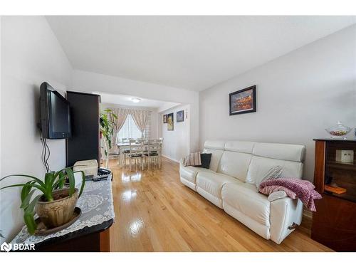 392 Irwin Street, Midland, ON - Indoor Photo Showing Living Room