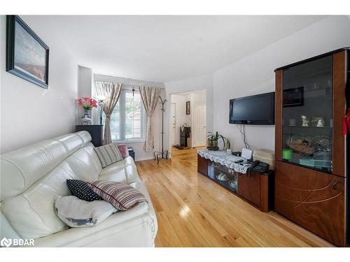 392 Irwin Street, Midland, ON - Indoor Photo Showing Living Room