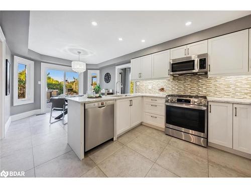 26 Doon Crescent, Keswick, ON - Indoor Photo Showing Kitchen With Upgraded Kitchen