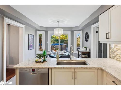 26 Doon Crescent, Keswick, ON - Indoor Photo Showing Kitchen