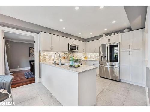 26 Doon Crescent, Keswick, ON - Indoor Photo Showing Kitchen With Upgraded Kitchen