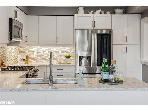 26 Doon Crescent, Keswick, ON - Indoor Photo Showing Kitchen With Double Sink With Upgraded Kitchen