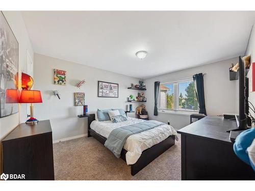 26 Doon Crescent, Keswick, ON - Indoor Photo Showing Bedroom