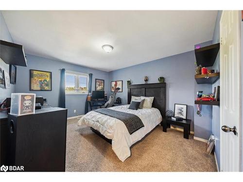 26 Doon Crescent, Keswick, ON - Indoor Photo Showing Bedroom