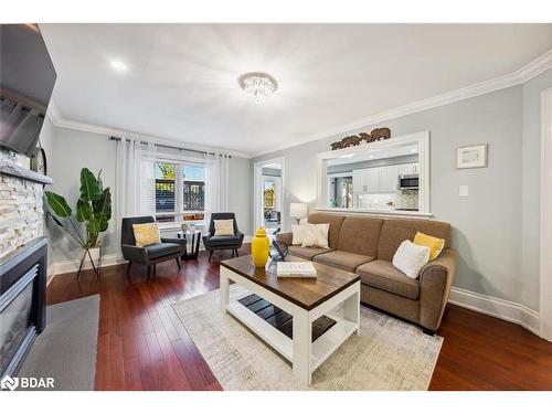 26 Doon Crescent, Keswick, ON - Indoor Photo Showing Living Room