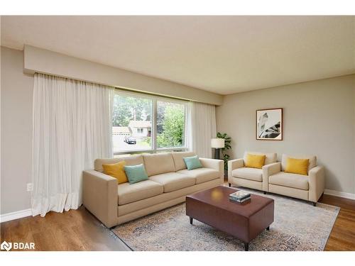 252 Nelson Crescent, Stroud, ON - Indoor Photo Showing Living Room