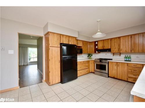 252 Nelson Crescent, Stroud, ON - Indoor Photo Showing Kitchen