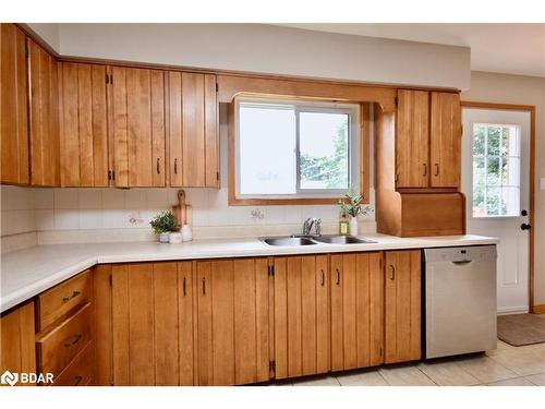 252 Nelson Crescent, Stroud, ON - Indoor Photo Showing Kitchen With Double Sink