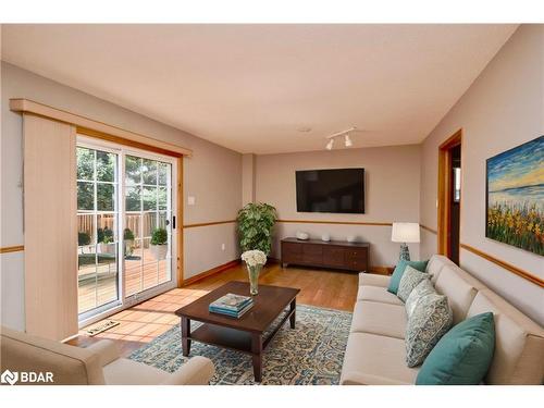 252 Nelson Crescent, Stroud, ON - Indoor Photo Showing Living Room