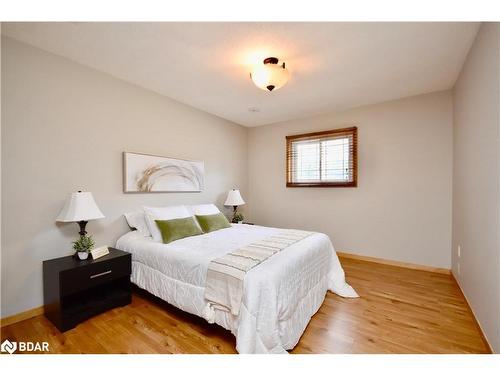 252 Nelson Crescent, Stroud, ON - Indoor Photo Showing Bedroom