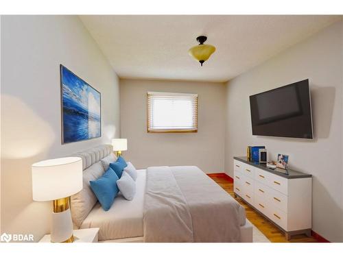 252 Nelson Crescent, Stroud, ON - Indoor Photo Showing Bedroom