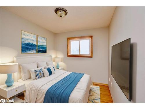 252 Nelson Crescent, Stroud, ON - Indoor Photo Showing Bedroom