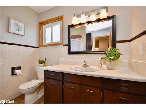 252 Nelson Crescent, Stroud, ON - Indoor Photo Showing Bathroom