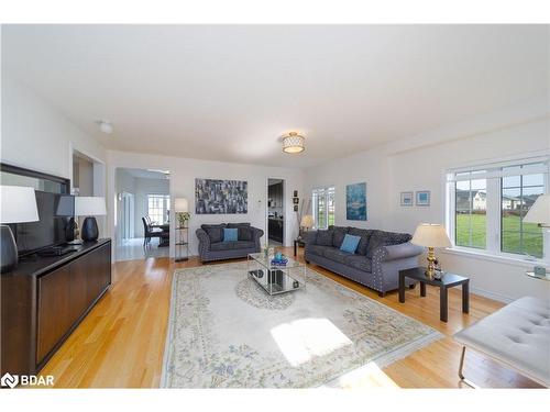 1002 Larter Street, Innisfil, ON - Indoor Photo Showing Living Room