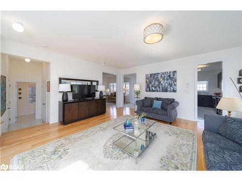 1002 Larter Street, Innisfil, ON - Indoor Photo Showing Living Room