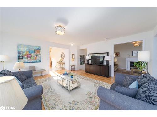 1002 Larter Street, Innisfil, ON - Indoor Photo Showing Living Room