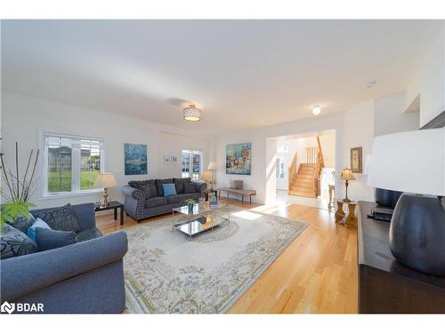 1002 Larter Street, Innisfil, ON - Indoor Photo Showing Living Room